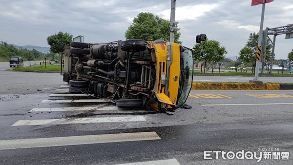 ▲▼大貨車因爆胎失控翻覆，所幸駕駛未受傷自行脫困。（圖／鳳林警分局提供，下同）