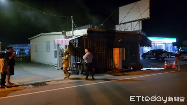 ▲仁愛鄉南豐村某家檳榔攤日前暗夜突然竄火，消防隊到場將火勢撲滅。（圖／資料照片，民眾提供）