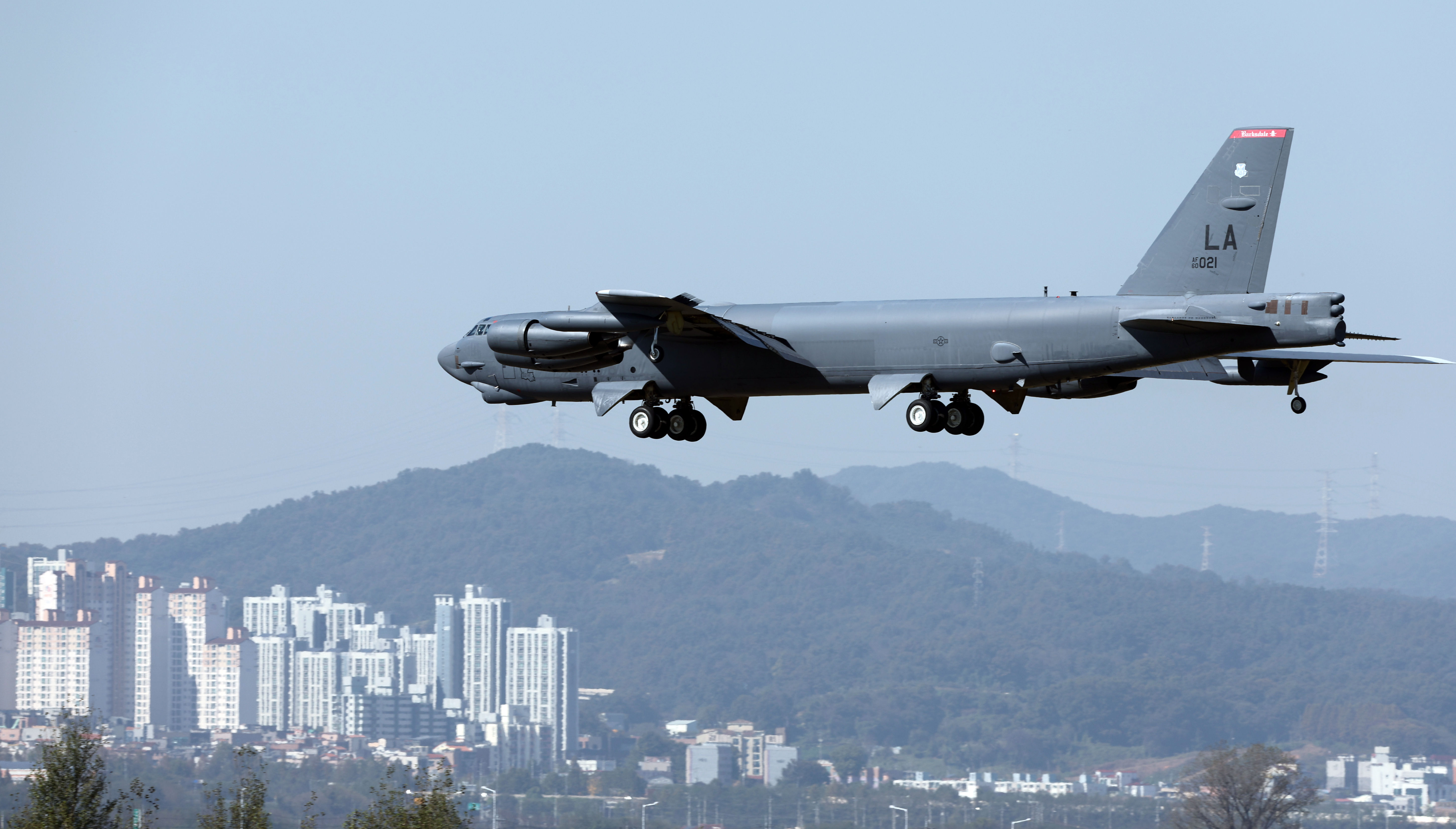 ▲▼美國空軍B-52H「同溫層堡壘」戰略轟炸機19日首度降落南韓清州空軍基地。（圖／達志影像）