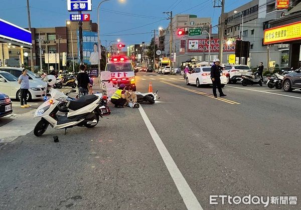 ▲▼兩部機車發生踫撞倒地受傷，雙雙送醫救治。（圖／大園警分局提供）