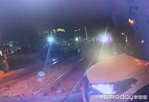 ▲鹽行派出所巡佐蔡介銘，18日晚上巡經中正二街336巷平交道停等時，發現阮姓移工駕自小客卡在平交道上情況緊急，及時按下緊急警告鈕阻止憾事發生。（圖／記者林東良翻攝，下同）