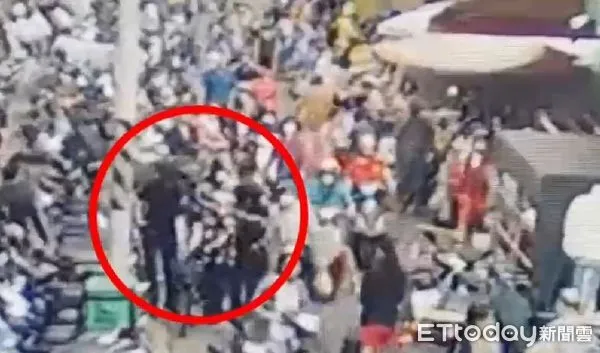 ▲▼ 新北宏泰市場83歲「豬肉阿媽」行竊，被攤商老闆逮個正著，移送法辦。（圖／記者戴上容翻攝）