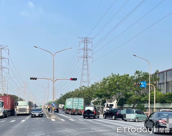 ▲▼高雄砂石車疑爆胎失控「車頭全毀」　撞倒燈桿再砸對向車。（圖／記者吳世龍翻攝）