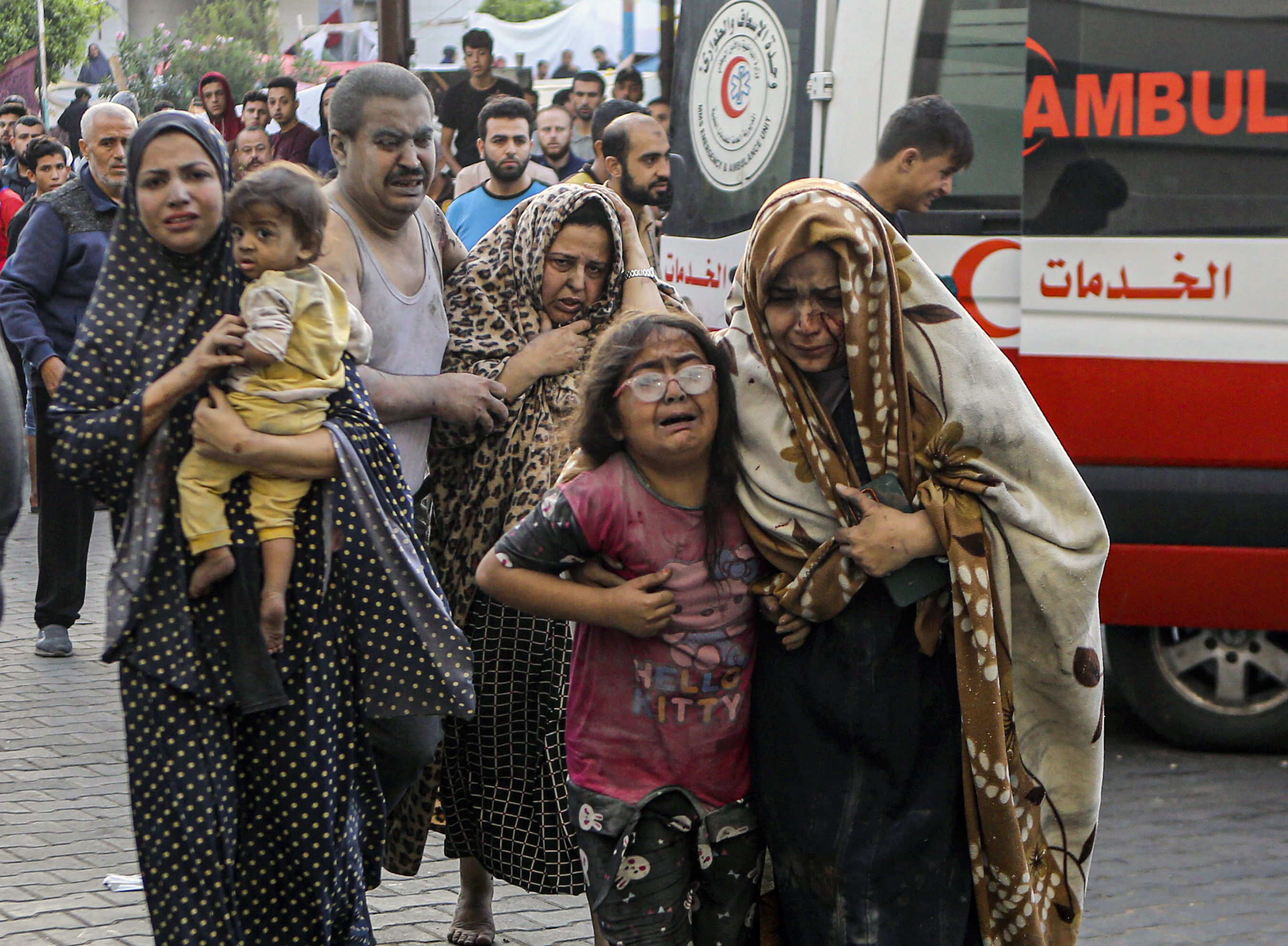 ▲▼ 巴勒斯坦民眾受傷前往加薩市主要醫療機構阿爾希法醫院（Al-Shifa hospital）。（圖／達志影像／美聯社）