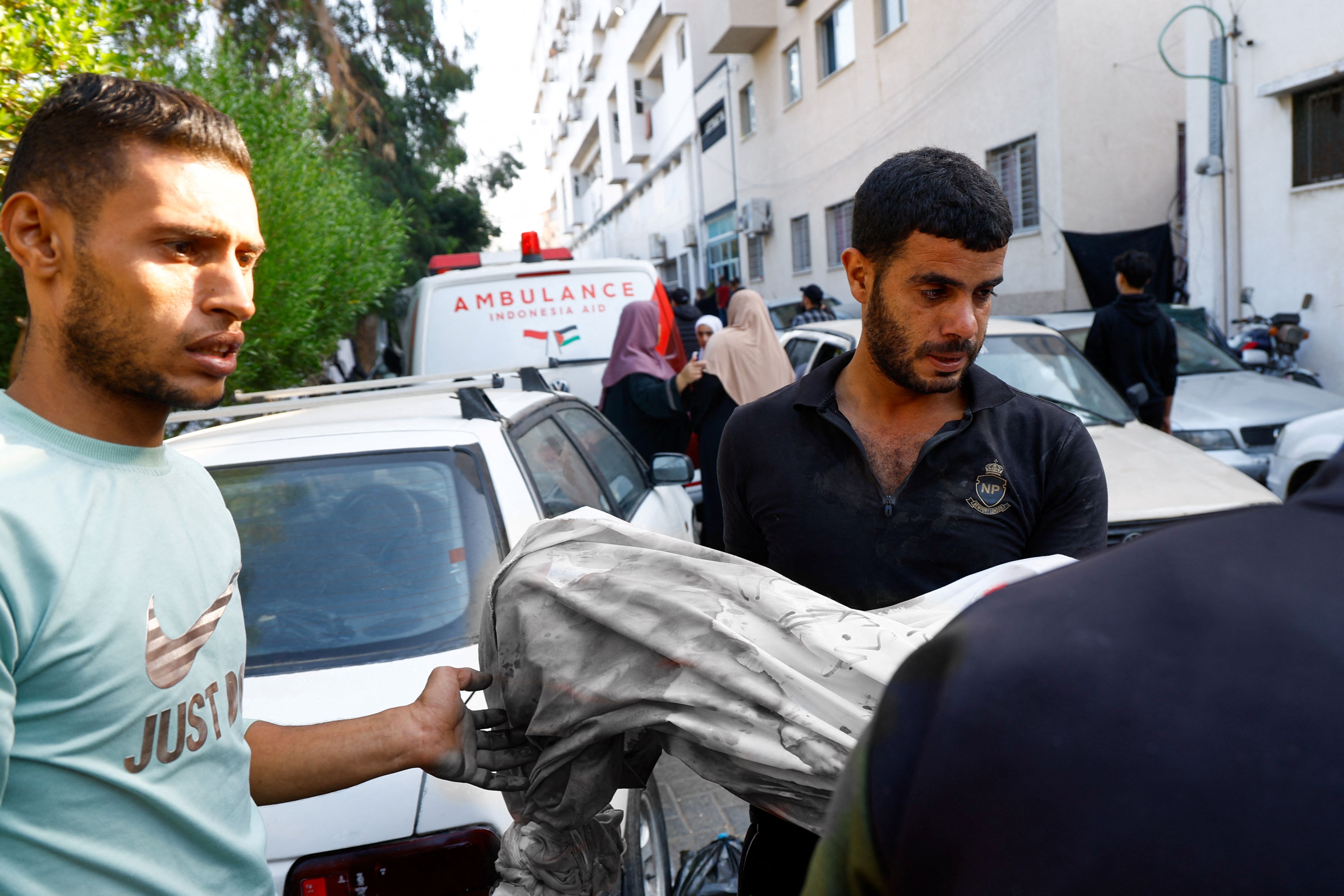 ▲▼ 巴勒斯坦民眾把命喪以色列空襲的孩童遺體送至加薩市主要醫療機構阿爾希法醫院（Al-Shifa hospital）。（圖／路透）