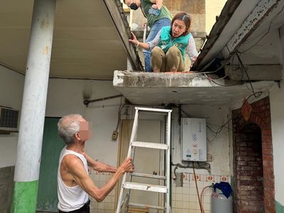 老家遭建商包圍成袋地！70歲夫妻「爬屋頂進出」　食物吊掛運送