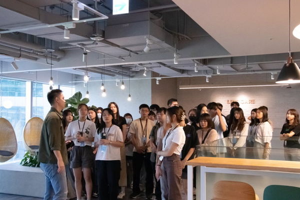 圖三：世新資傳學生參觀LINE Taiwan工作環境。（圖／世新大學提供）