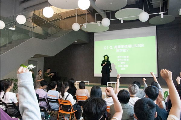 圖二：學生積極與LINE Taiwan品牌行銷部行銷總監吳姿瑩互動。（圖／世新大學提供）