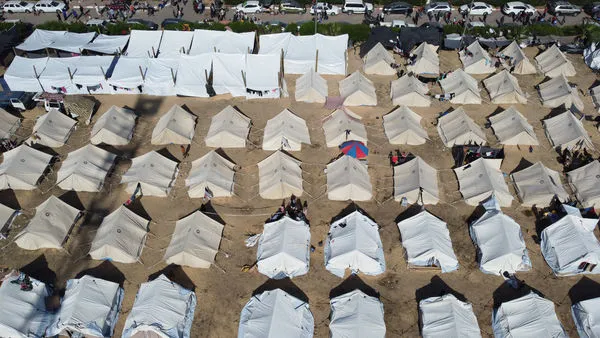 ▲▼巴勒斯坦人在營地避難。（圖／路透）