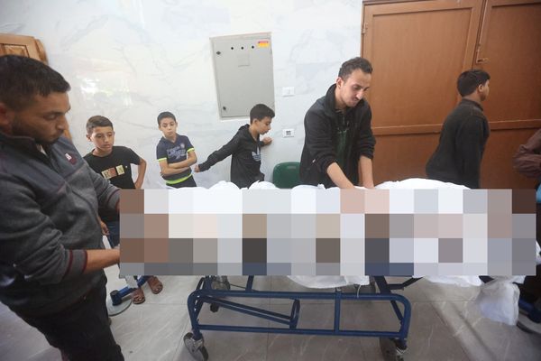 ▲▼醫院裡一排巴勒斯坦兒童的屍體，官員稱他們是在以色列襲擊時喪生的。（圖／路透）