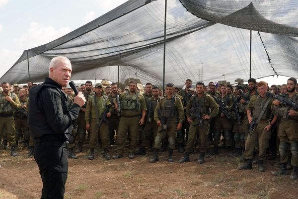 ▲▼以色列國防部長葛朗特（Yoav Gallant）19日拜訪在加薩邊境集結的以色列軍隊。（圖／路透）
