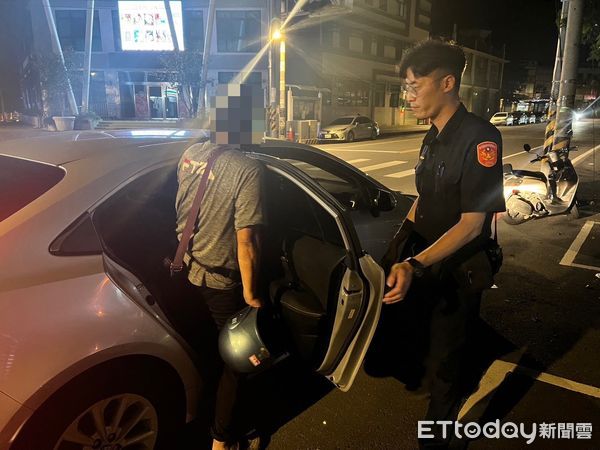 ▲里港警分局高樹分駐所警員趙凱晴與吳紹楷助陳男順利返家            。（圖／記者陳崑福翻攝）