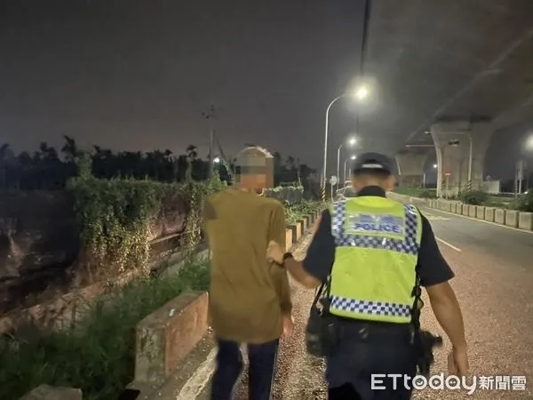 ▲潮州警分局員警即時協助陳男平安返家             。（圖／記者陳崑福翻攝）