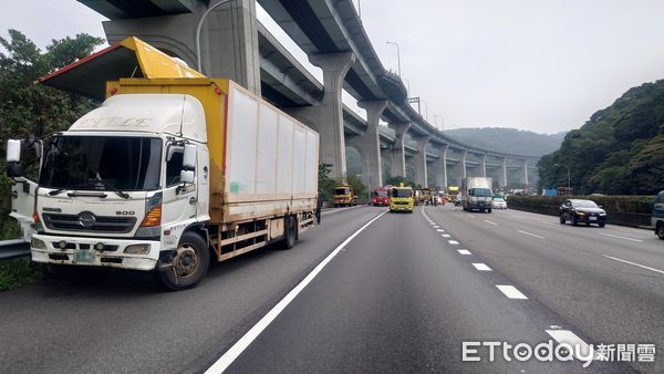 ▲▼             國道1號南下38.8公里處林口路段今(20)日上午8時許驚傳死亡車禍。（圖／記者戴上容翻攝）