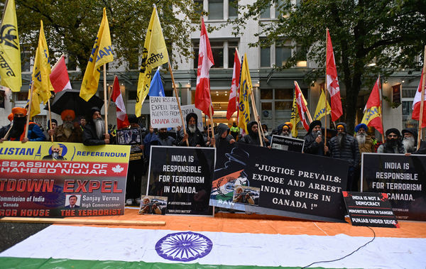 ▲▼加拿大政府指控印度特務殺害錫克教領袖。9月25日，加拿大卑詩省溫哥華，示威者在印度領事館外，舉著旗幟和標語抗議。（圖／路透）