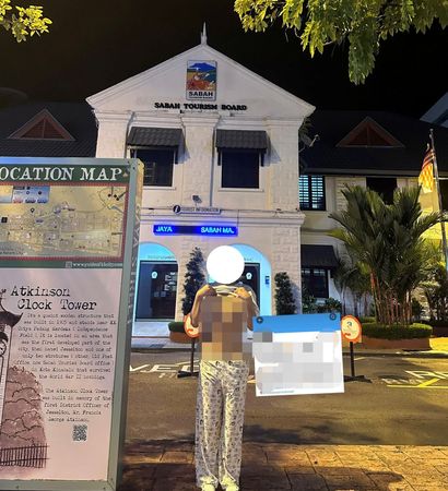 女子於深夜在沙巴旅遊局前拉起上衣，直接袒胸露奶。（翻自c.cari.com.my）