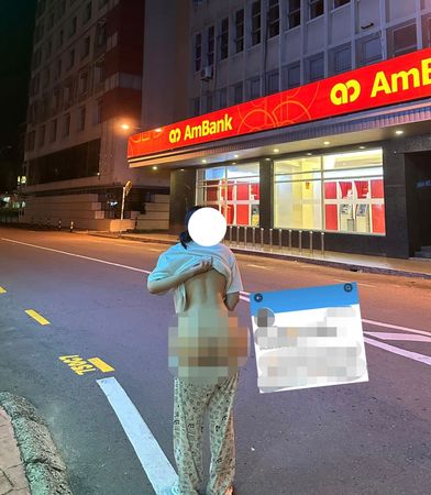 女子在阿馬銀行交通圈附近路旁，直接脫下褲子，露出蜜桃臀「一線天」。（翻自c.cari.com.my）