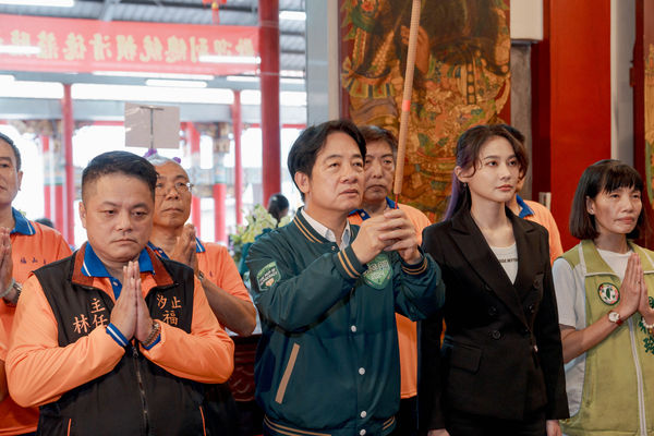 ▲▼民進黨總統候選人賴清德至汐止社后建凌宮參香祈福。（圖／民進黨提供）