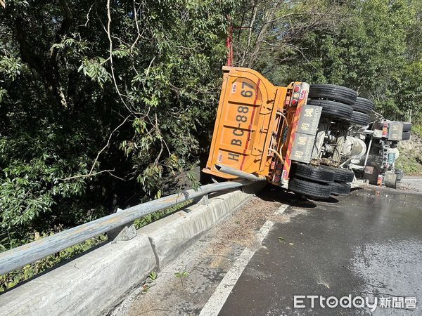 ▲砂石車疑過彎不慎，於台14線翻覆。（圖／翻攝「記者爆料網」）