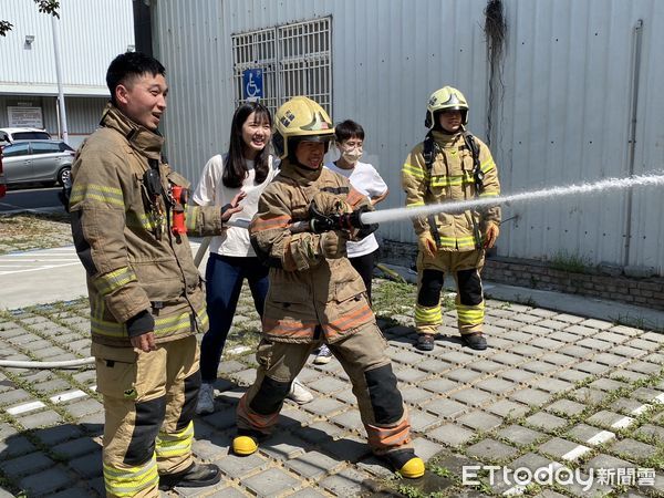 ▲台南地檢署主任檢察官李駿逸及台南地院庭長楊書琴兩位學習司法官師，帶領第63期台南學習組學習司法官們，前往台南市消防局參訪學習。（圖／記者林東良翻攝，下同）