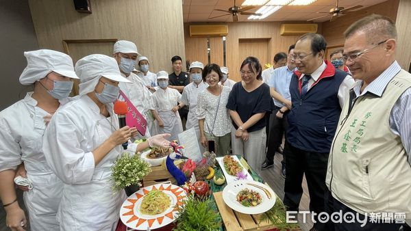 ▲中華醫大銀髮料理培訓班結訓成果發表會，26位學員合力製作25道銀髮美食料理秀成果，台南市勞工局局長王鑫基、中華醫大孫逸民校長等人參觀各道料理特色。（圖／記者林東良翻攝，下同）