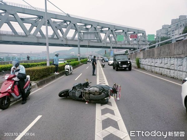 ▲田男騎車自撞分隔島，救護志工經過立即給予CPR急救。（圖／記者陸運陞翻攝）