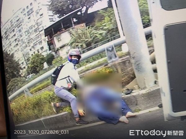 ▲田男騎車自撞分隔島，救護志工經過立即給予CPR急救。（圖／記者陸運陞翻攝）