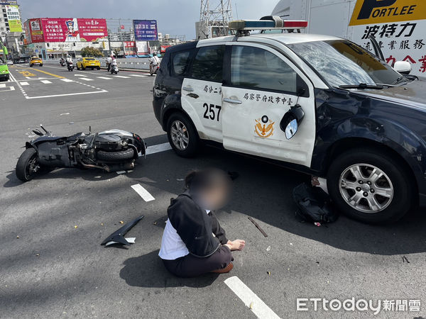 ▲▼台中警車追賊闖紅燈，不料車身被雙載機車撞上，2人受傷。（圖／民眾提供，下同）