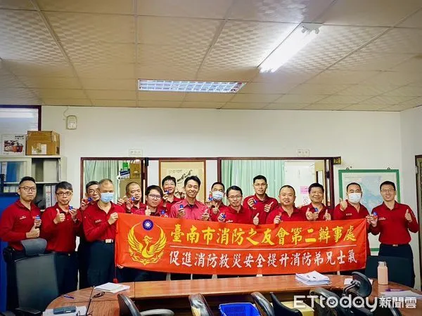 ▲台南市消友會第二辦事處的胡正德處長，購買約120組的爆閃燈，贈送台南市消防局第二大隊，加強二大人員夜間出勤安全。（圖／記者林東良翻攝，下同）