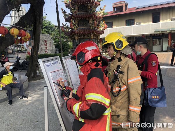 ▲為了強化歷史古蹟建築物火災搶救應變能力，台南市消防局第一大隊20日在市定古蹟鹽水大眾廟辦理火災搶救演練。（圖／記者林東良翻攝，下同）