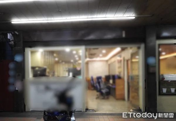 ▲▼新北55歲男深夜陳屍網咖！嚇壞店員　死因待釐清             。（圖／記者戴上容翻攝）