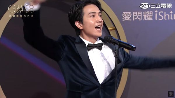 ▲松野高志裝作吃驚跌坐。（圖／翻攝自YouTube／金鐘獎Golden Bell Awards）