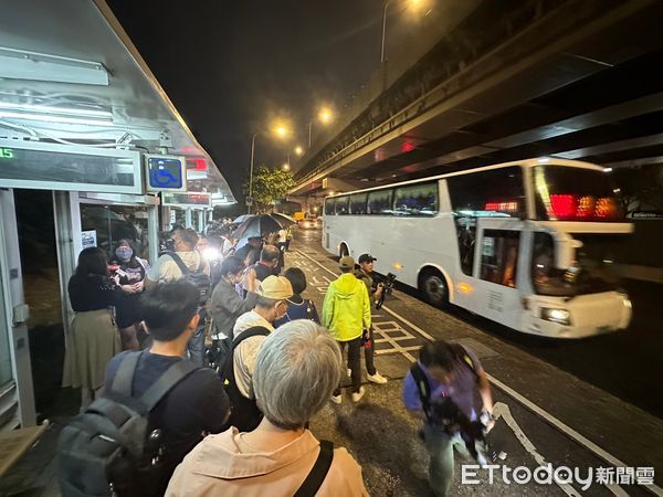 ▲▼台塑內湖新總部下班人潮       。（圖／記者莊喬迪攝）