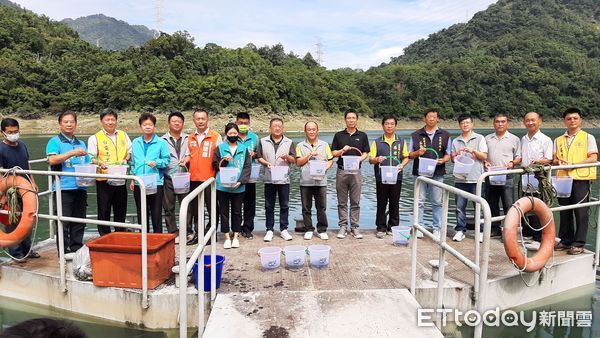 ▲台電明潭發電廠於下池水庫放流魚苗，提升發電效率並維持水域生態環境平衡。（圖／台電明潭發電廠提供，）