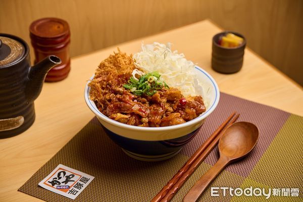 ▲「吉豚屋」推出期間限定辣子雞丁系列，上圖為腰內雙拼豬排丼。（圖／吉豚屋提供）