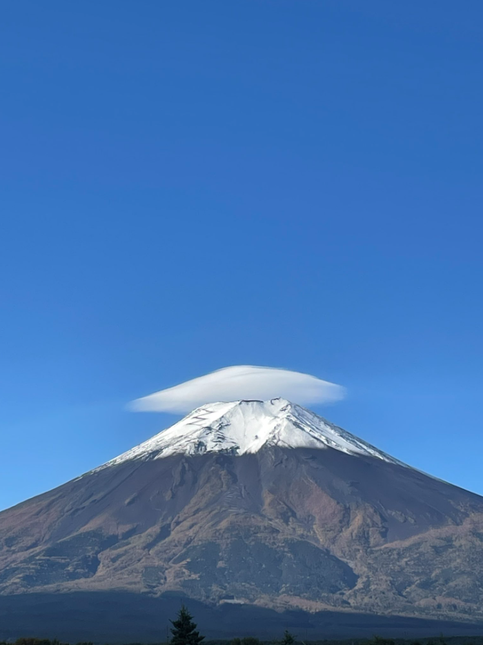 ▲▼富士山出現斗笠雲。（圖／翻攝X@Mtfujiradardome）