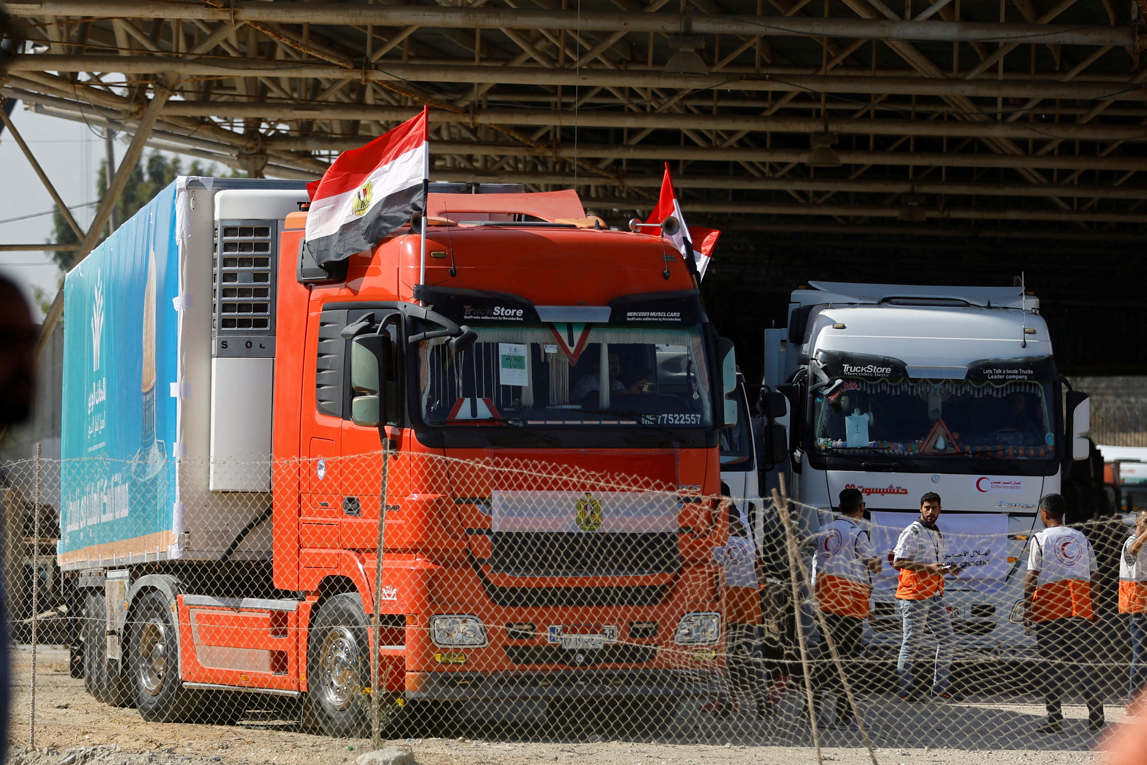 ▲▼載著加薩救援物資的卡車抵達埃及拉法過境點巴勒斯坦一側。（圖／路透）