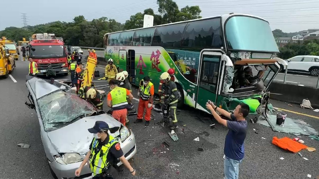 ▲▼國道3號南下雲林斗六段遊覽車事故4死。（圖／記者蔡佩旻翻攝）