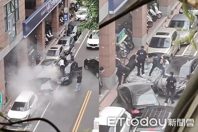 衝突畫面曝！通緝犯車胎狂冒煙　警急包夾噴乾粉…捨命站車頂逮人