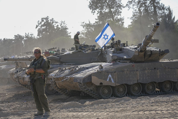 ▲▼以色列士兵在加薩走廊附近某集結點修理坦克。（圖／達志影像／美聯社）