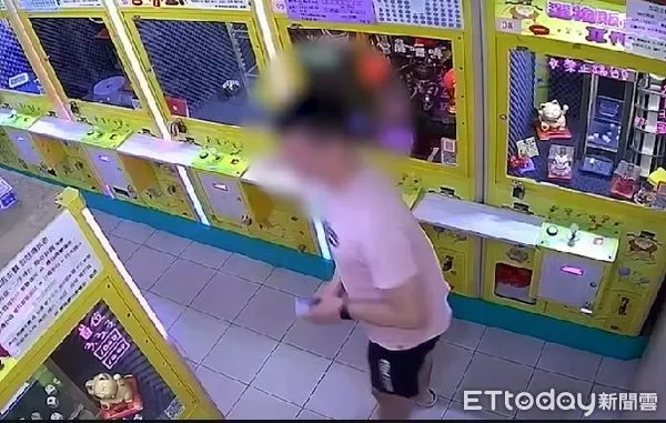 ▲▼ 真理大學旁有「夾娃娃機賭場」　淡水警逮10人查扣41萬元。（圖／記者戴上容翻攝）