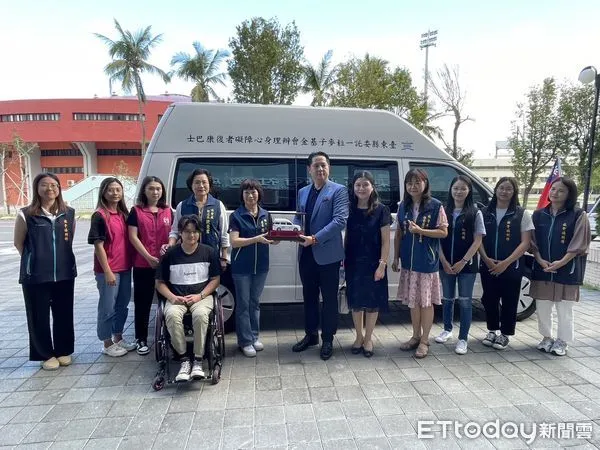 ▲品豐大中華證券公司捐贈台東縣府高頂復康巴士 。（圖／記者楊漢聲翻攝）