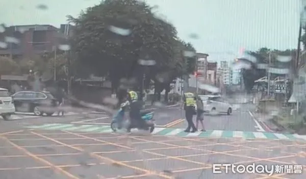 ▲潮州警分局光華派出所警員李鎧洋、鍾錦樑協助林男            。（圖／記者陳崑福翻攝）