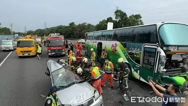 ▲▼雲林國道3號南下264公里處遊覽車與自小客車發生車禍。（圖／記者蔡佩旻翻攝）