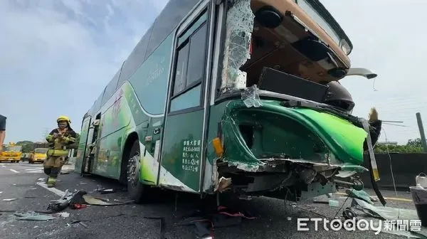 ▲▼雲林國道3號南下264公里處遊覽車與自小客車發生車禍。（圖／記者蔡佩旻翻攝）