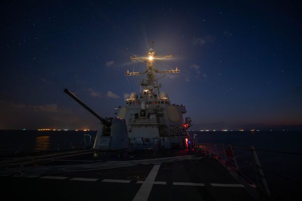 ▲▼美軍卡尼號驅逐艦（USS Carney）19日在葉門海岸攔截了4枚巡弋飛彈和15架無人機。（圖／翻攝自X）