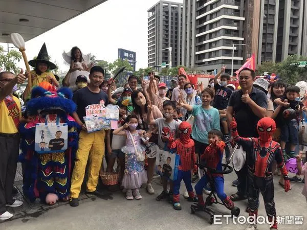 ▲台南市消防局第五大隊，結合東橋社區的居民及小小孩，在萬聖節到來前，共同舉辦社區防災遊街活動。（圖／記者林東良翻攝，下同）