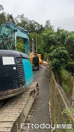 ▲台南市龍崎區發生工程車翻覆，1名工人被壓在車體受困，現場動用怪手將車體抬起，消防人員將傷者救出脫困但已明顯死亡。。（圖／民眾提供，下同）