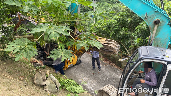 ▲台南市龍崎區發生工程車翻覆，1名工人被壓在車體受困，現場動用怪手將車體抬起，消防人員將傷者救出脫困但已明顯死亡。。（圖／民眾提供，下同）