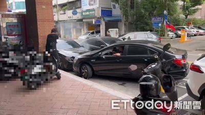 圍捕要犯！「2車包抄」車胎狂冒白煙　警匪對峙113秒驚險影片曝